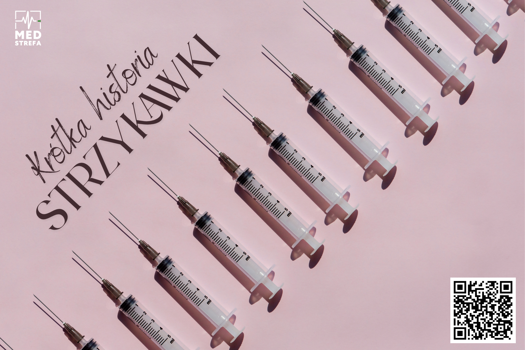 Na różowym tle znajduje się rząd plastikowych strzykawek z igłami, ułożonych pod skosem. W lewym górnym rogu obecne jest logo z napisem MEDstrefa. W centralnej części zdjęcia widnieje napis „Krótka historia strzykawki”. W prawym dolnym rogu umieszczono kod QR.